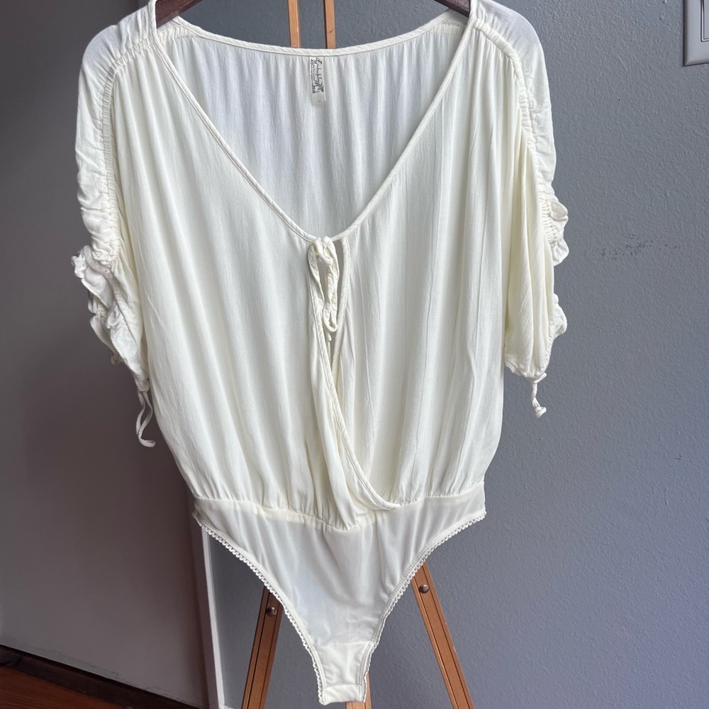Free People short sleeve ruched bodysuit. Snap closure Cream color size S P